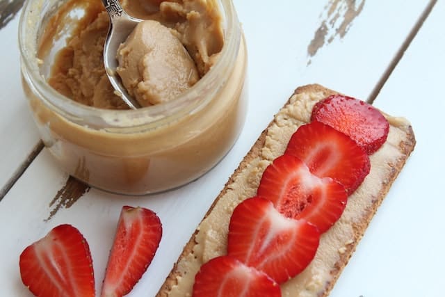 graham crackers with peanut butter and strawberries